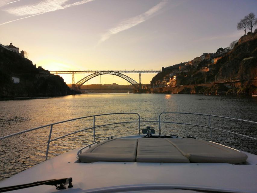 Porto: Passeio em iate privado no Douro com welcome drink - Arrábida Bridge and the return