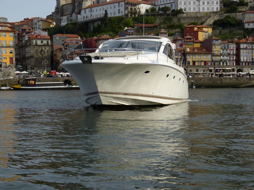 Porto: Passeio em iate privado no Douro com welcome drink - Food, drinks, and space on the Prestige 42S