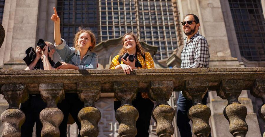 Porto: Private Tour with Locals – Highlights & Hidden Gems - Rua das Flores and the pleasure of walking slowly