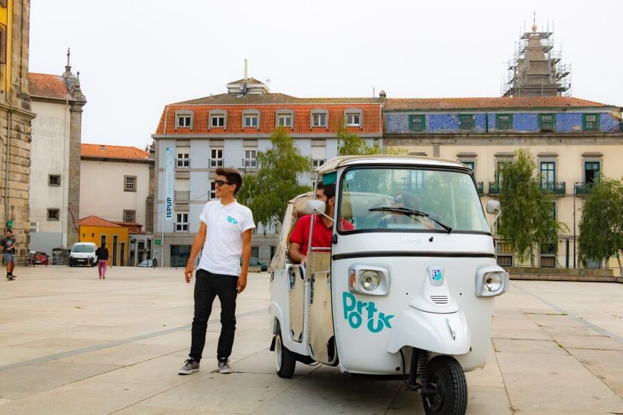 Porto: Private Tuk-Tuk Tour with Short Walks and Wine - Key points at a glance