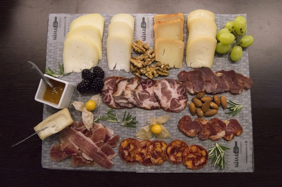 Porto: Private Walking Food Tour with Tastings - Walking through Sé and Porto’s oldest streets