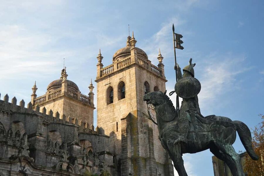 Porto Private Walking tour - Sé Cathedral, Batalha Square, and Porto’s religious heart