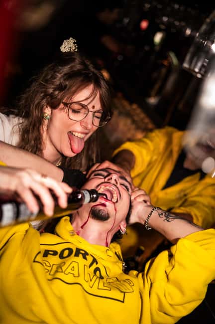 Porto: Pub Crawl with 7 Drinks, Games, and VIP Club Entry - Starting at Fonte dos Leões