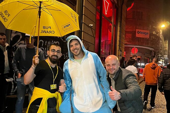 Porto Pubcrawl: 5h,7 Drinks,4 bars &Skip the line Club Entry - Largo de Alberto Pimentel: the social warm-up