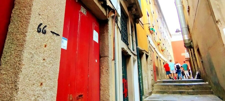 Porto Ribeira and highlights Private Walking Tour - Rua das Flores, where Porto turns pedestrian