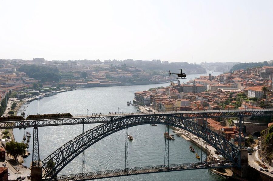 Porto’s Panoramic Helicopter Flight 10 Minutes - Guide languages and the question of commentary