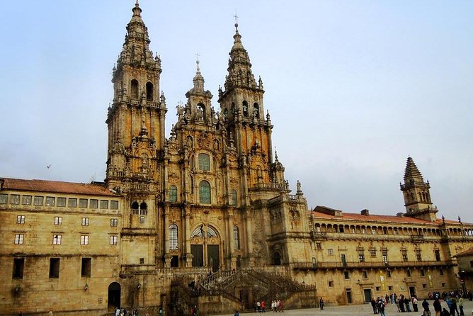 Porto: Santiago de Compostela and Valença do Minho Day Trip - Meeting in Porto at 7:30 a.m.