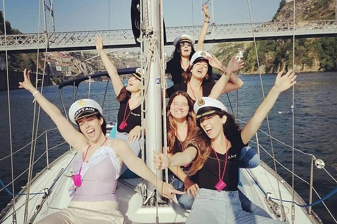 Porto: Single Party on a charming sailboat with welcome drink - Music, drinks, and the small touches