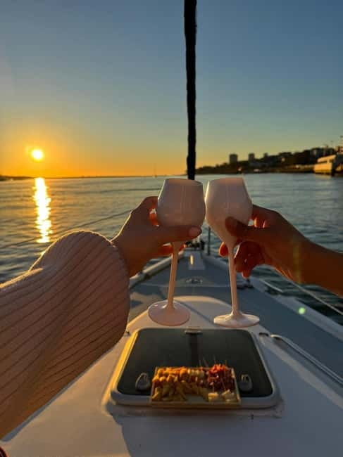 Porto: Sunset Sailboat Tour with Welcome Drink - Miragaia and Alfândega from the water
