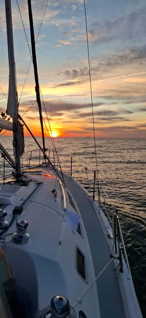 Porto: Sunset Sailboat Tour with Welcome Drink - Sunset near the river mouth
