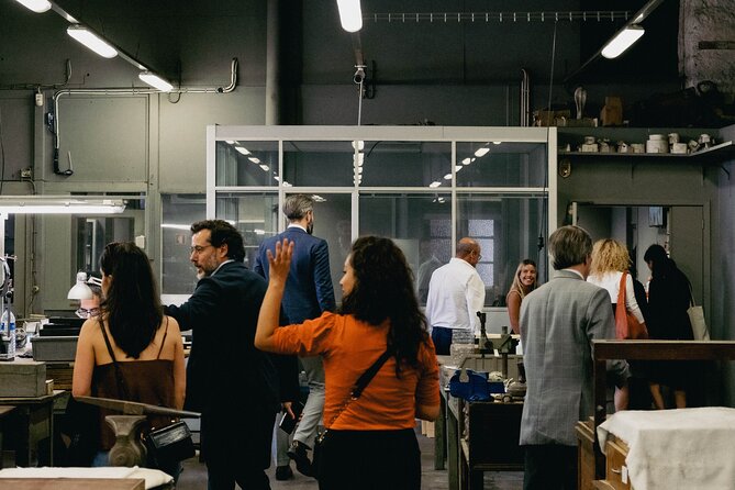 PORTO: Tour to the world of silver in a century-old workshop - Browsing the main store without losing the craft connection