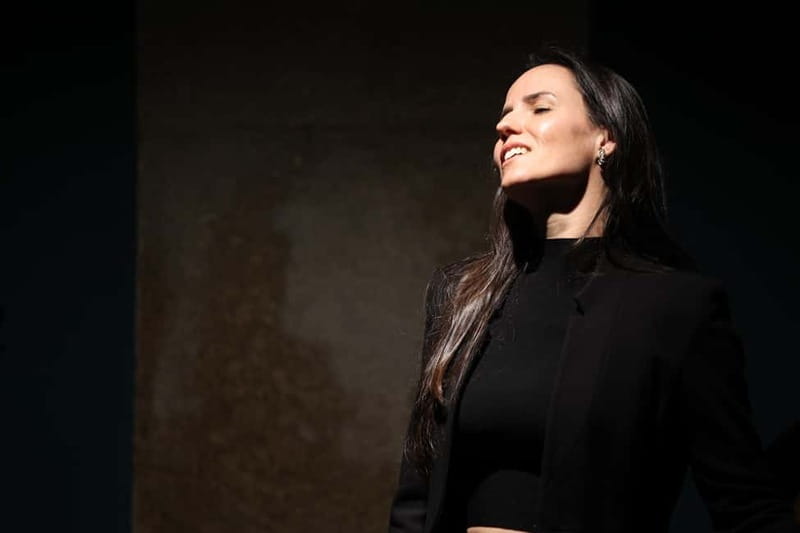 Porto: Traditional Fado Show at Sao Bento with Port Wine - What happens during the one-hour performance