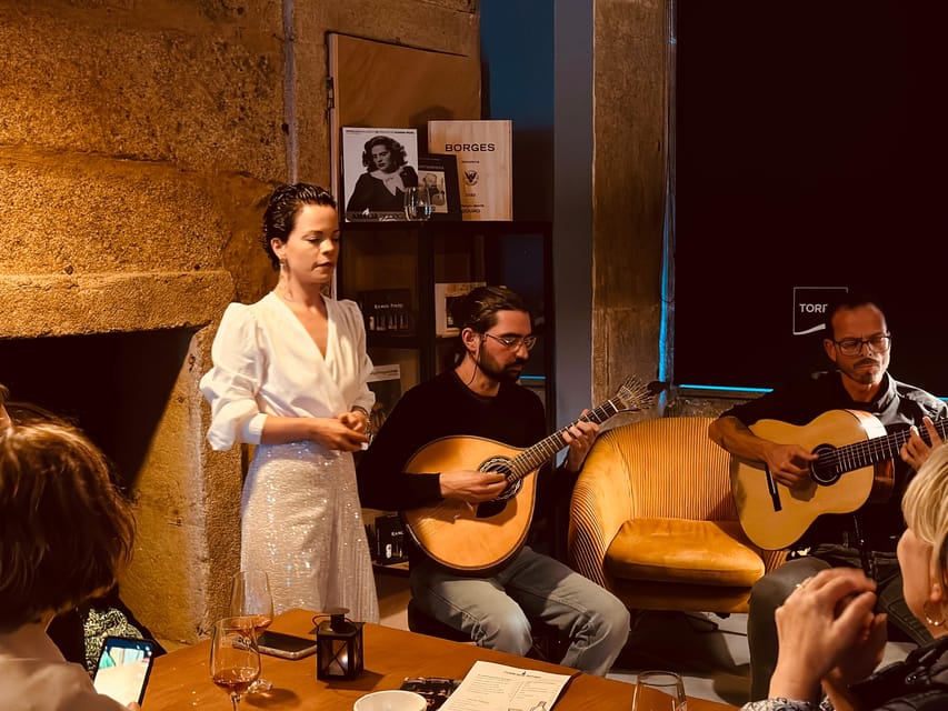 Porto: Traditional Fado Show with Welcome Drink - Entering Clube Real do Fado