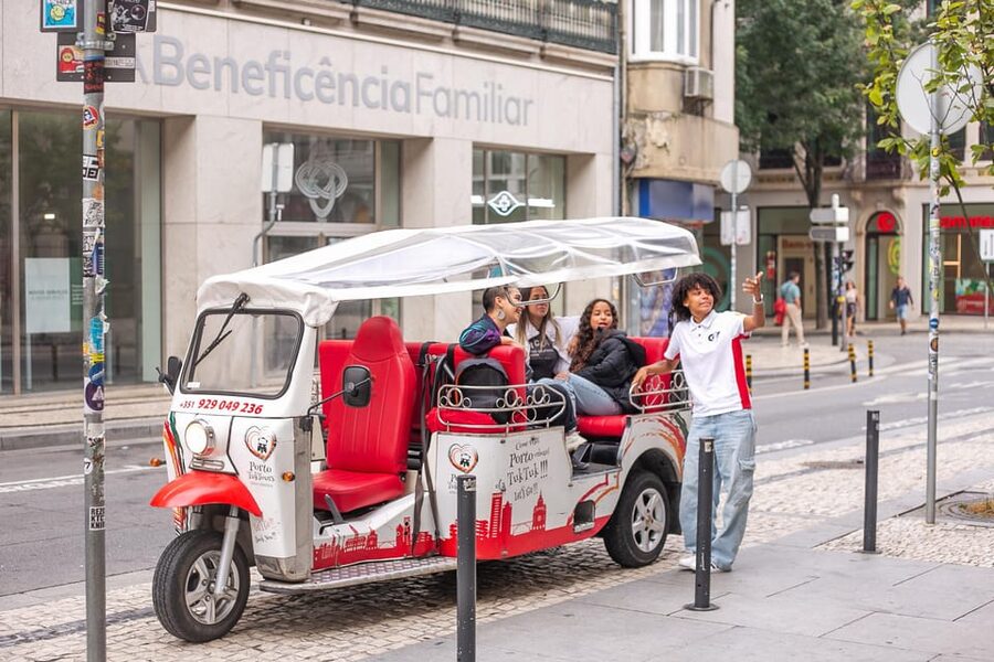 Porto: Tuk tuk Tours with Port Wine Tasting - Guides, stories, and the human side of the ride