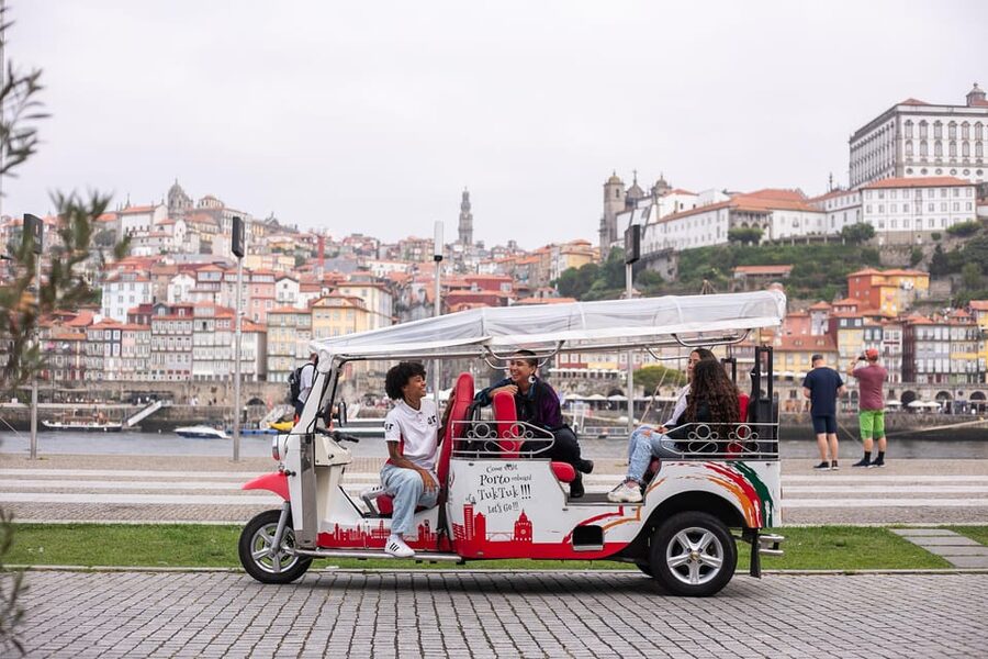 Porto: Tuk tuk Tours with Port Wine Tasting - Meeting at Porto Cathedral