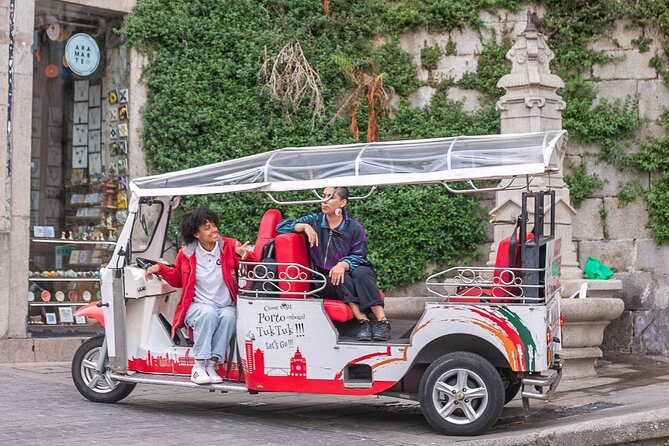 Porto: Tuk tuk vip guided tour - 1.30h - The hidden house between Carmo and Carmelitas