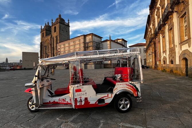 Porto: Tuk tuk vip guided tour - 1.30h - São Bento Station and Aliados Avenue