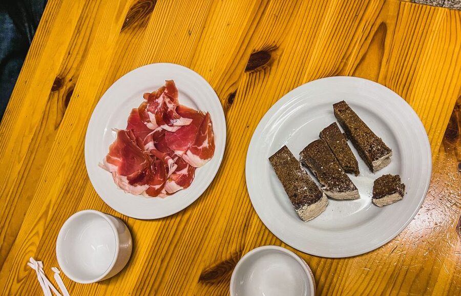 Porto: Walking Dinner Tour with Family-Owned Restaurants - Who should book this Porto food walk?