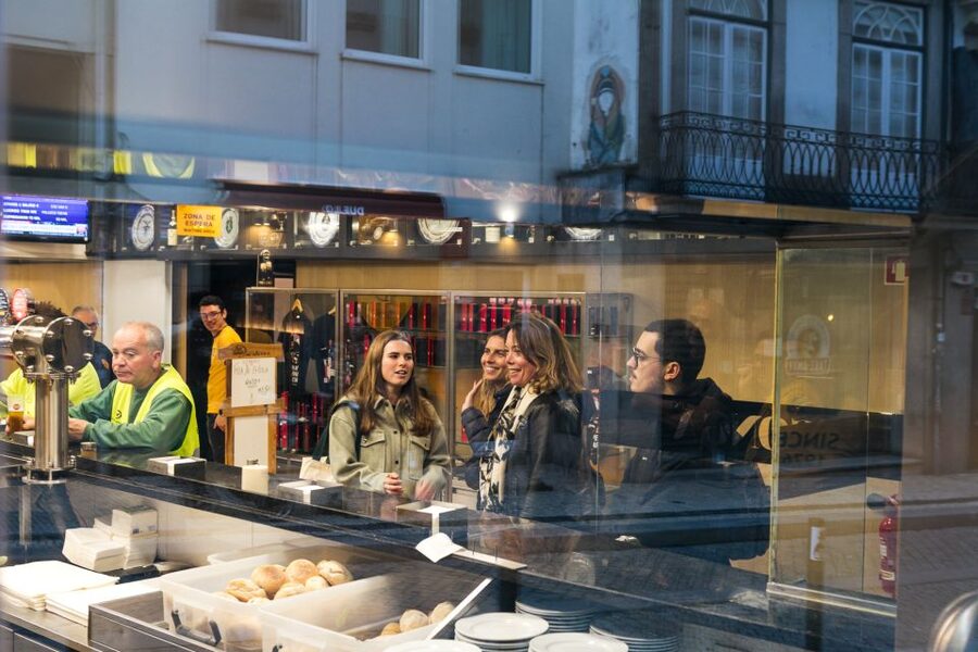 Porto: Walking Dinner Tour with Family-Owned Restaurants - Bar Cândido dos Reis and the classic fish course
