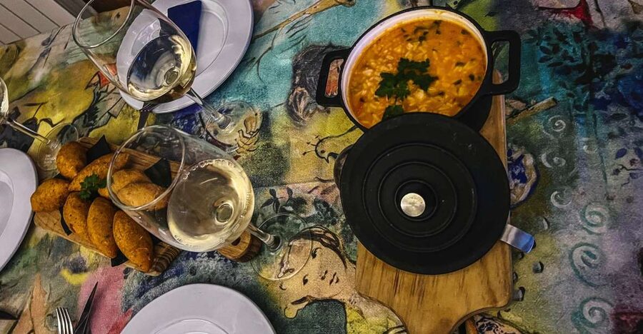 Porto: Walking Dinner Tour with Family-Owned Restaurants - Walking Aliados Avenue and Santa Catarina between courses