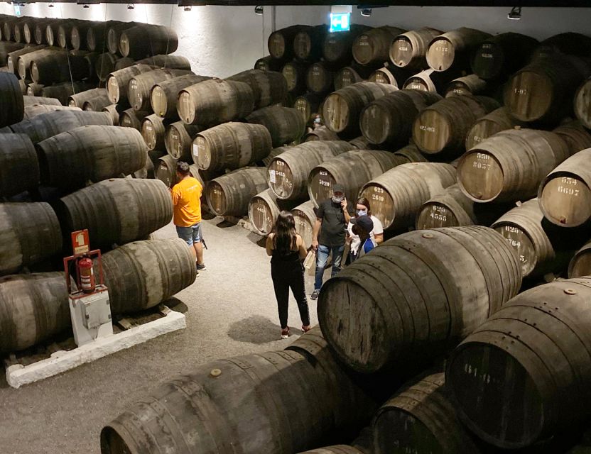 Porto: Wine Tasting with Tapas Walking Tour - Portuguese wine and tapas at the local restaurant