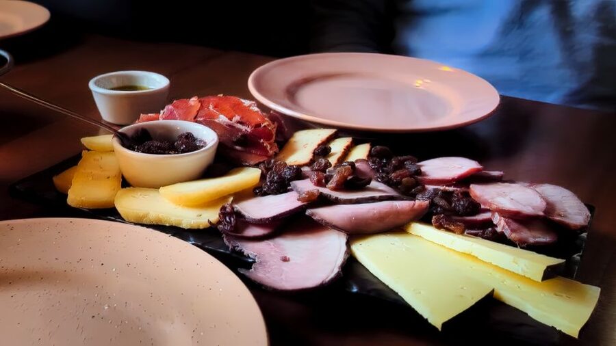 Porto: Wine Tour & One Hour Fado Show | All Included - Meeting beside the University of Porto