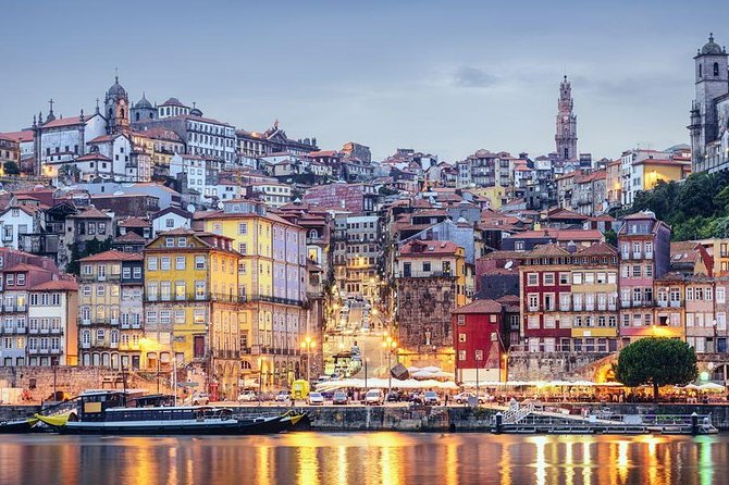 Private 4 hours tour of the "Main Monuments" in Oporto w/ pick up - Livraria Lello and its famous staircase