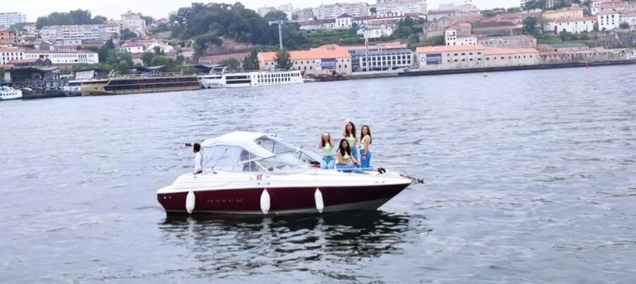 Private Boat Tour 6 Bridges 1h30, group price up to 6px - Welcome drink, music, and the private feel