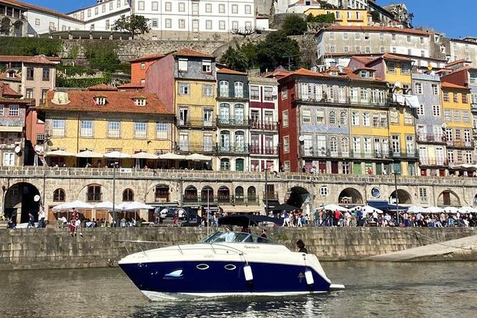 Private tasting in the Douro (1 to 7 people) on a yacht for yourself - Pausing opposite Gaia’s historic wine cellars