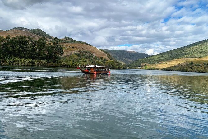 Private Tour - The rabelo boat ride offers a lower view of the valley