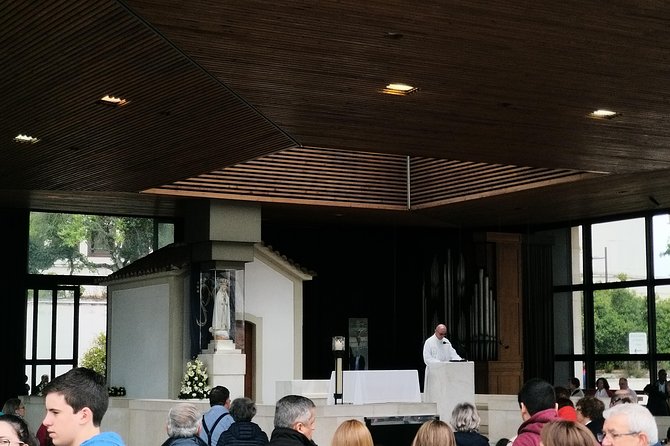 Private Tour to Fátima Sanctuary and the Little Shepherds Houses - The modern Basilica of the Holy Trinity