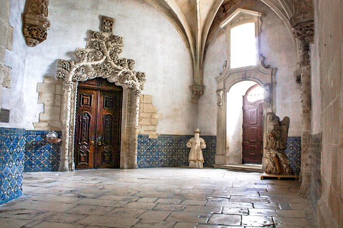 Private Tour to Nazaré and Alcobaça, giant waves and a monastery - O Sítio, the sanctuary, and local dress