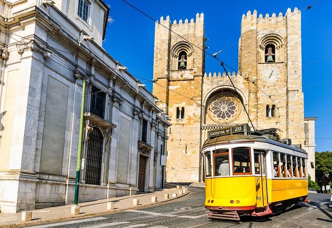 Private transfer from Oporto to Lisbon or Lisbon to Oporto - Turning a long transfer into a day of Portugal