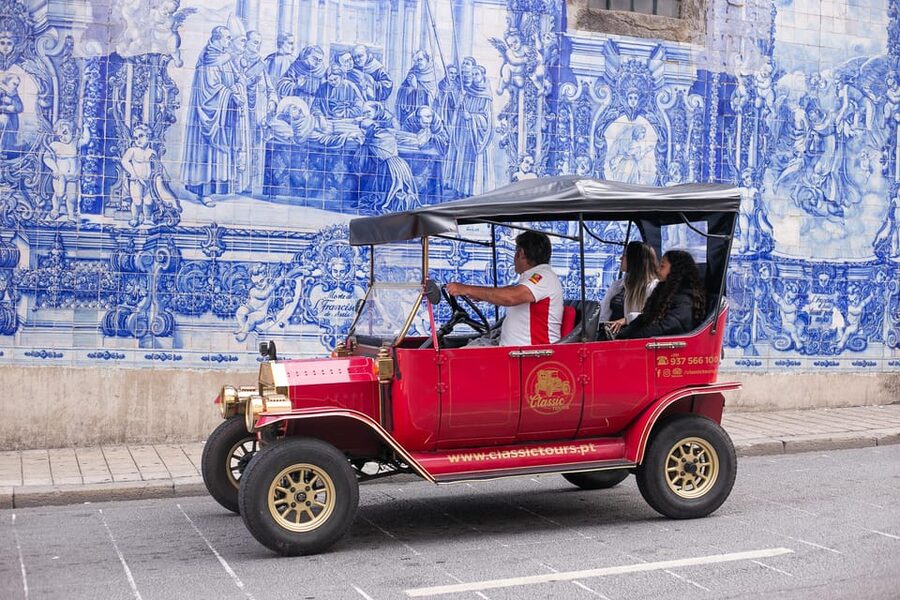 Tour Porto: Classic Adventure in Electric Tuk Tuk - What the guide adds to the ride