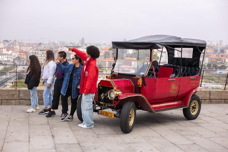 Tour Porto: Classic Car + A Toast with Port Wine - Starting beside Porto Cathedral