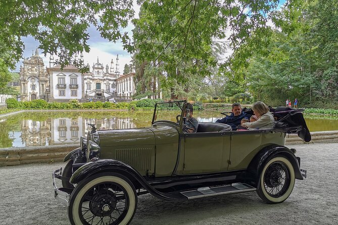 Vintage car ride in Vila Real - A viewpoint toast above Vila Real