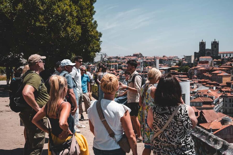 Walking tour discover Porto's center in German (max. 12 pax) - What the $32 price gives you
