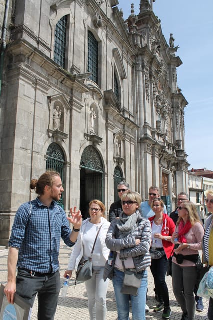 Walking tour discover Porto's center in German (max. 12 pax) - Walking down to Palácio da Bolsa and Mercado Ferreira Borges