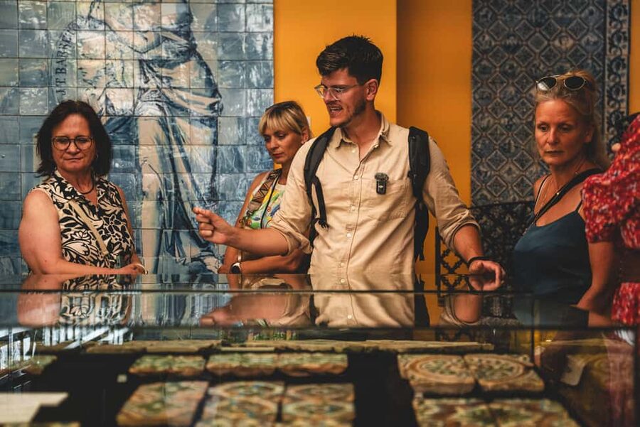 Walking tour discover Porto's center in German (max. 12 pax) - Starting around City Hall and Avenida dos Aliados